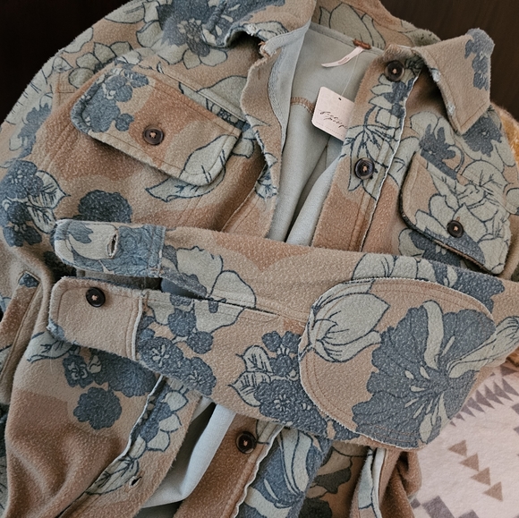 FREE PEOPLE Flowered Flannel Shirt/Jacket NVR WORN TAGS ATTACHED BEAUTIFUL - Picture 4 of 8